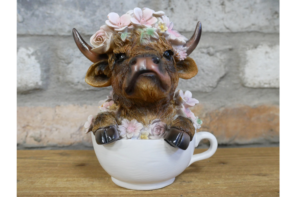 Cute Highland Cow in Teacup Ornament – Floral Resin Calf Figurine Home Decor