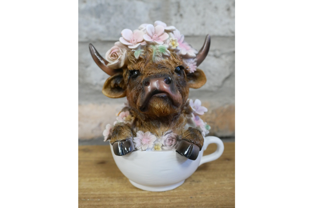 Cute Highland Cow in Teacup Ornament – Floral Resin Calf Figurine Home Decor