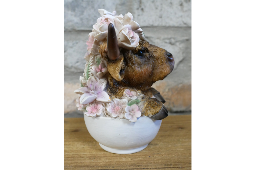 Cute Highland Cow in Teacup Ornament – Floral Resin Calf Figurine Home Decor