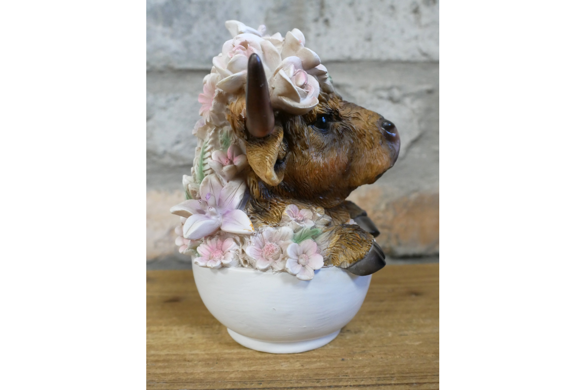 Cute Highland Cow in Teacup Ornament – Floral Resin Calf Figurine Home Decor