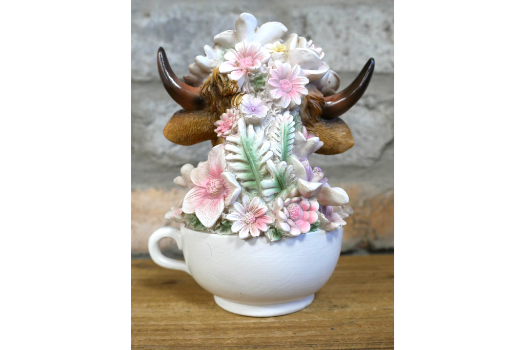 Cute Highland Cow in Teacup Ornament – Floral Resin Calf Figurine Home Decor