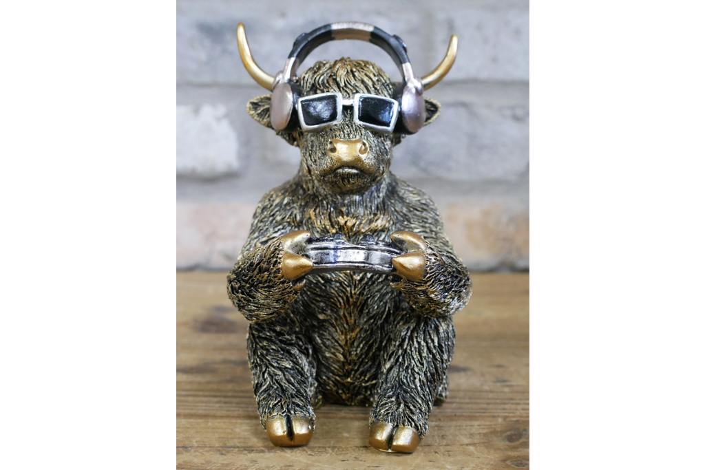 Gamer Highland Cow Resin Ornament Funny Gaming Calf Controller Figurine