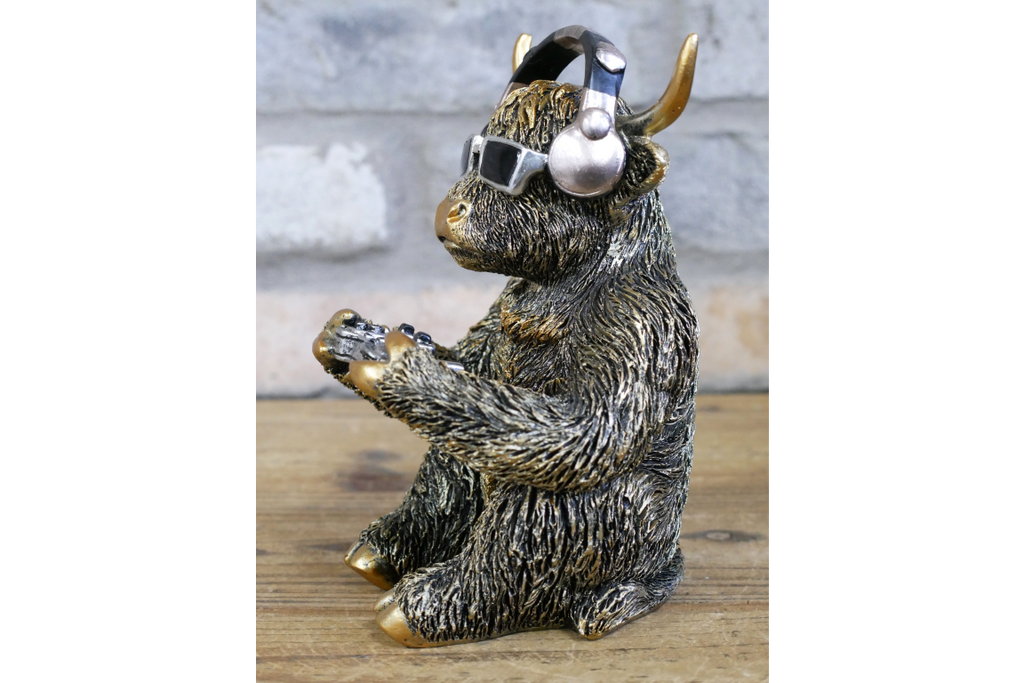 Gamer Highland Cow Resin Ornament Funny Gaming Calf Controller Figurine