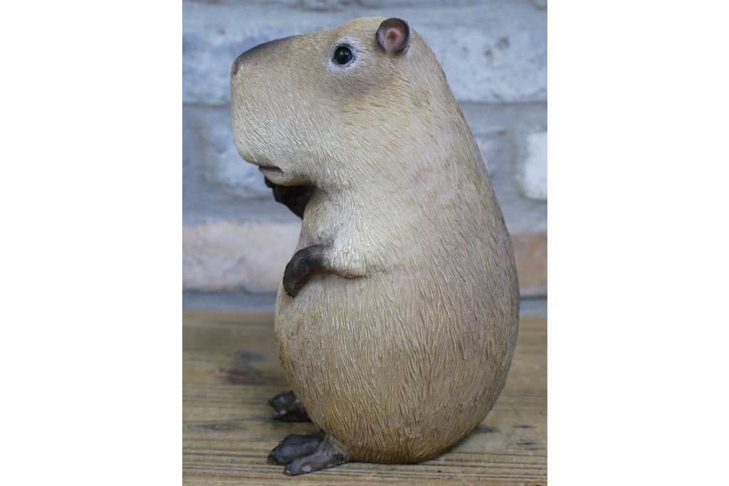 Quirky Resin Capybara Peace Sign Figurine - Cute Animal Home Table Decor