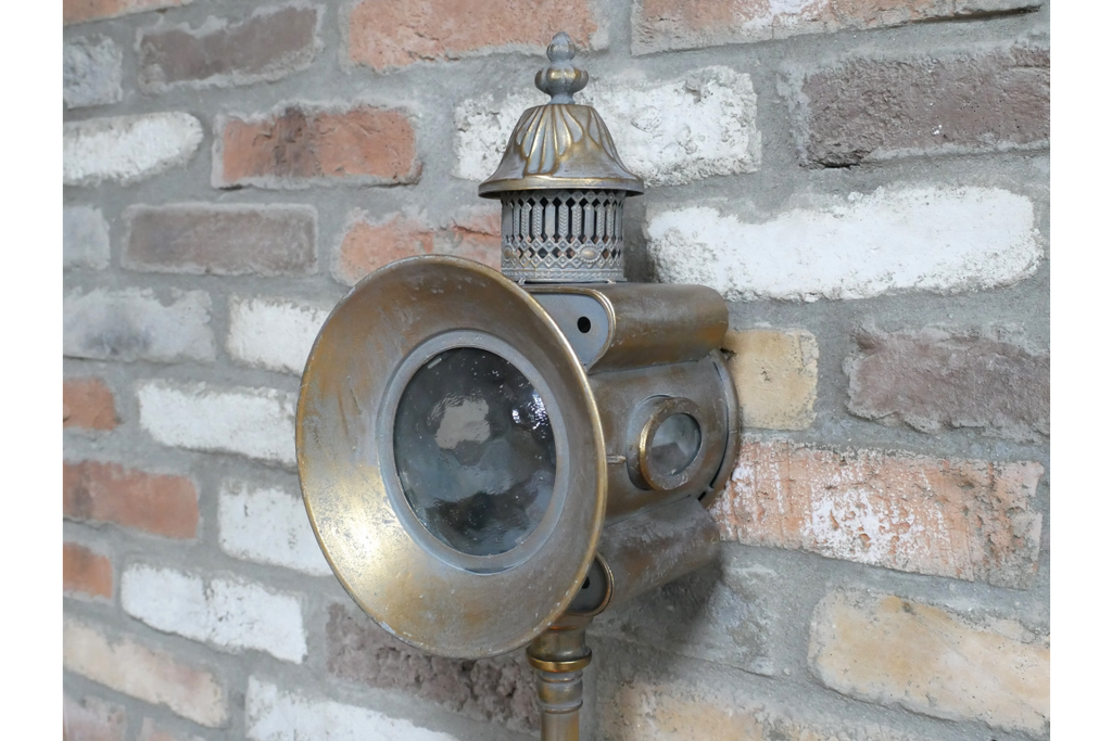 Traditional Style Wall Lantern
