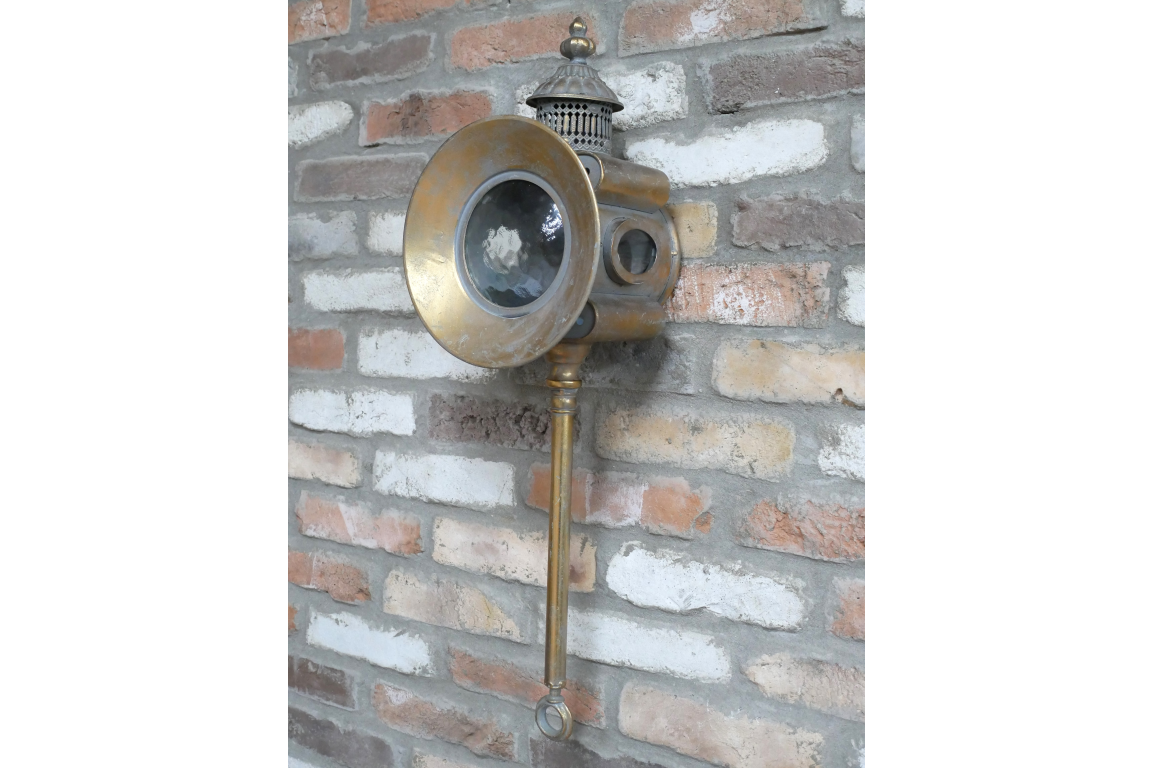 Traditional Style Wall Lantern